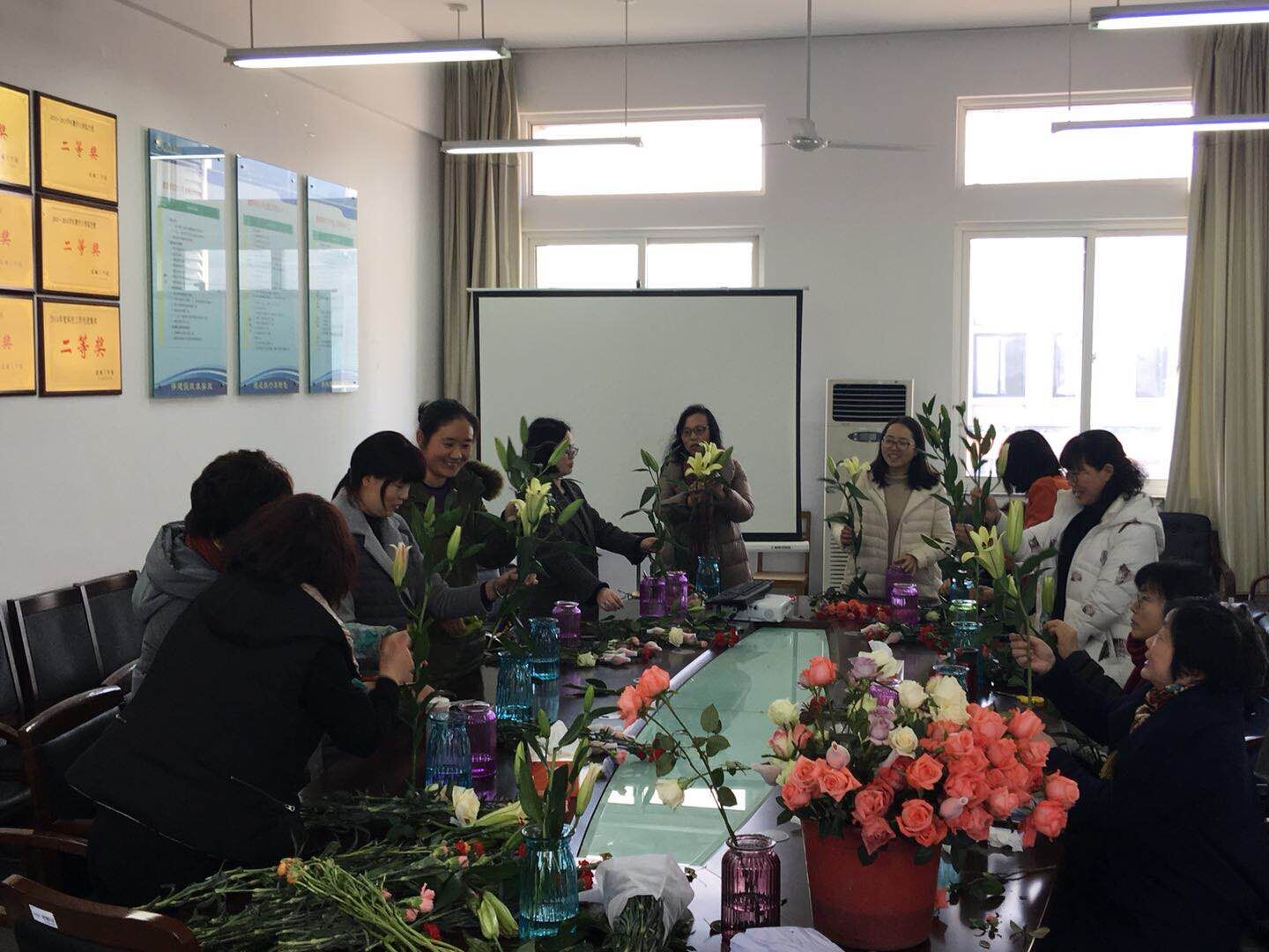 英国上市官网365女教师上得了讲堂,做得了科研,插得了花,棒棒哒! 英国上市官网365女教师上得了讲堂,做得了科研,插得了花,棒棒哒!